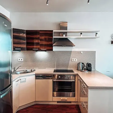 A Zen Getaway With Garage Parking شقة براتسيلافا